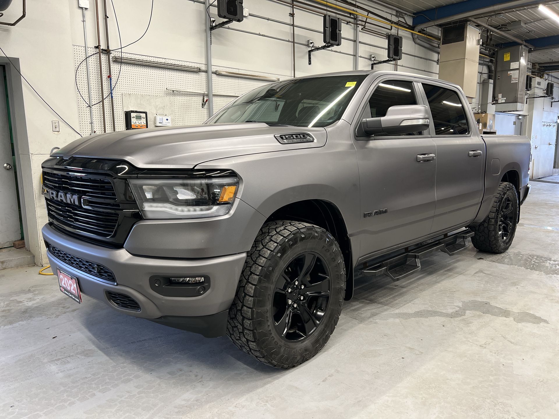 2021 Ram 1500 SPORT NIGHT 4x4 | PANO ROOF |LEATHER |12-IN SCREEN