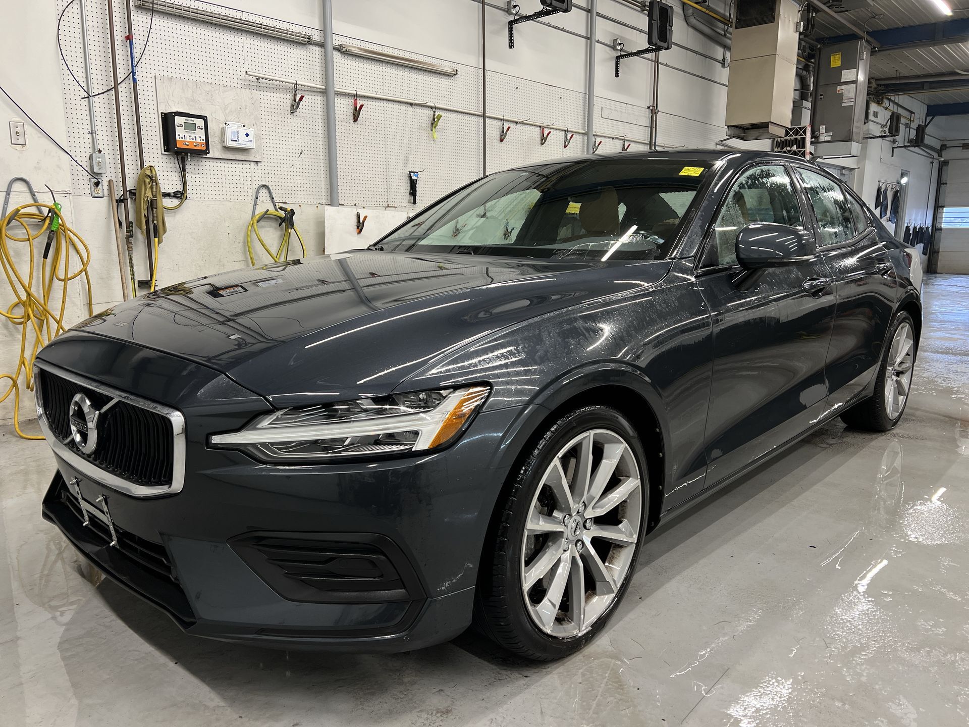 2020 Volvo S60 T6 MOMENTUM AWD| PANO ROOF | HTD LEATHER |LOW KMS!