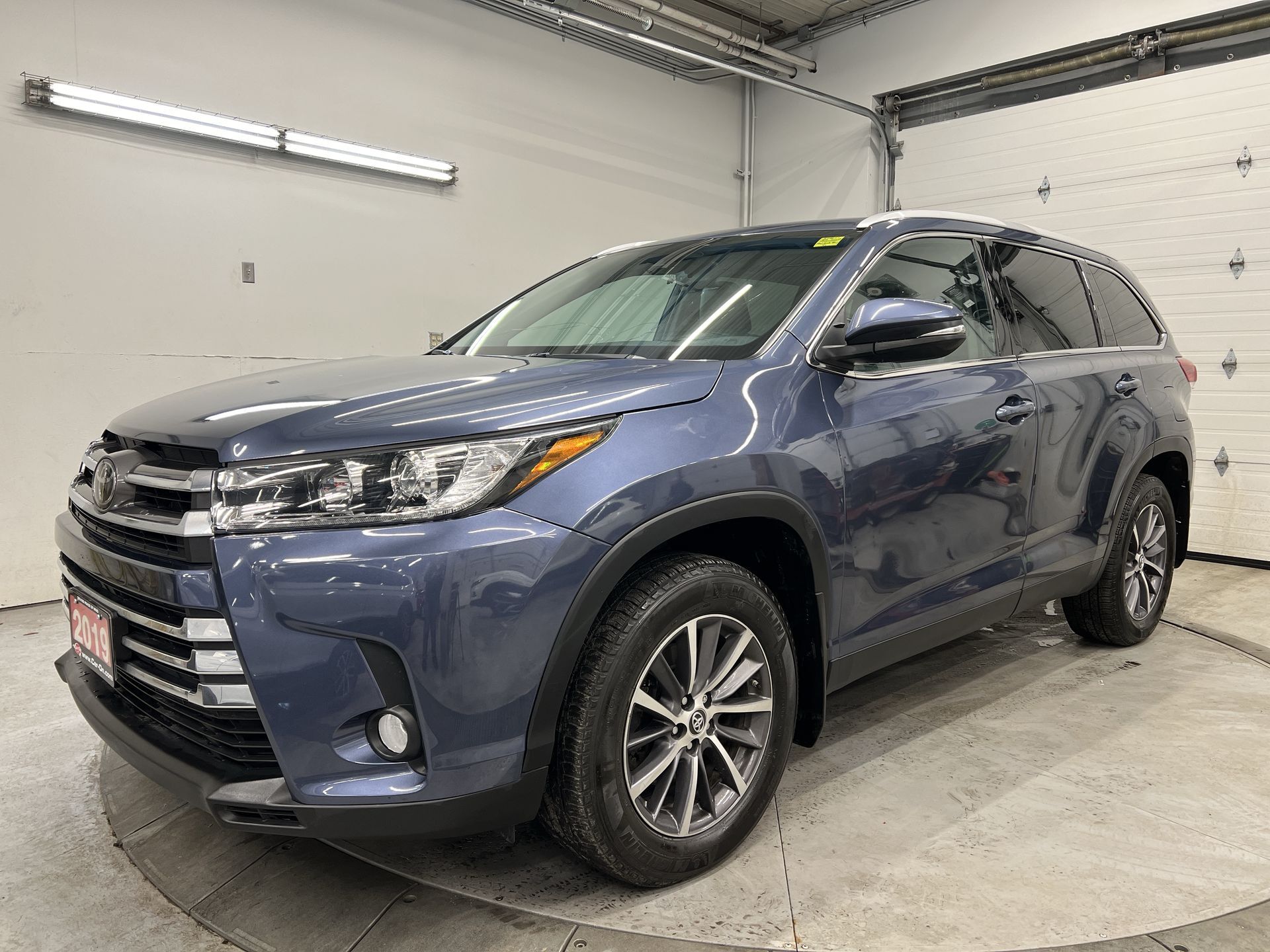2019 Toyota Highlander XLE AWD| 8-PASS | LOW KMS! | SUNROOF | HTD LEATHER