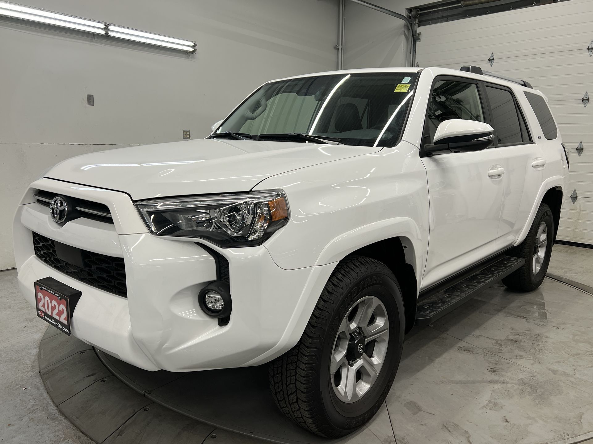 2022 Toyota 4Runner 7-PASS| SUNROOF | LEATHER | REMOTE START| LOW KMS!