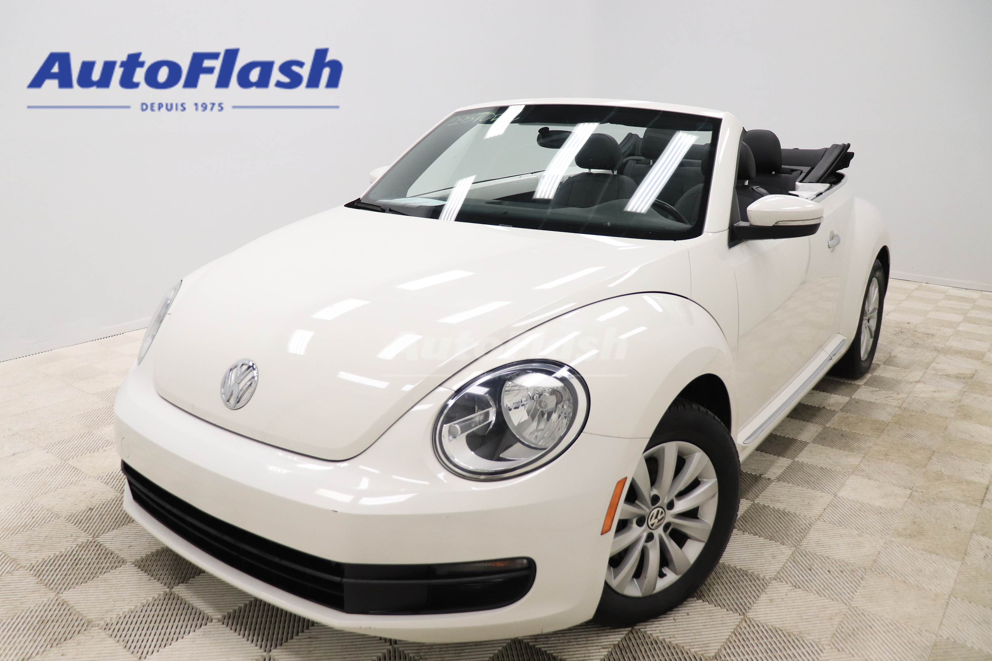 2014 Volkswagen Beetle Convertible 2.5L, CONVERTIBLE, CUIR / LEATHER, MAGS