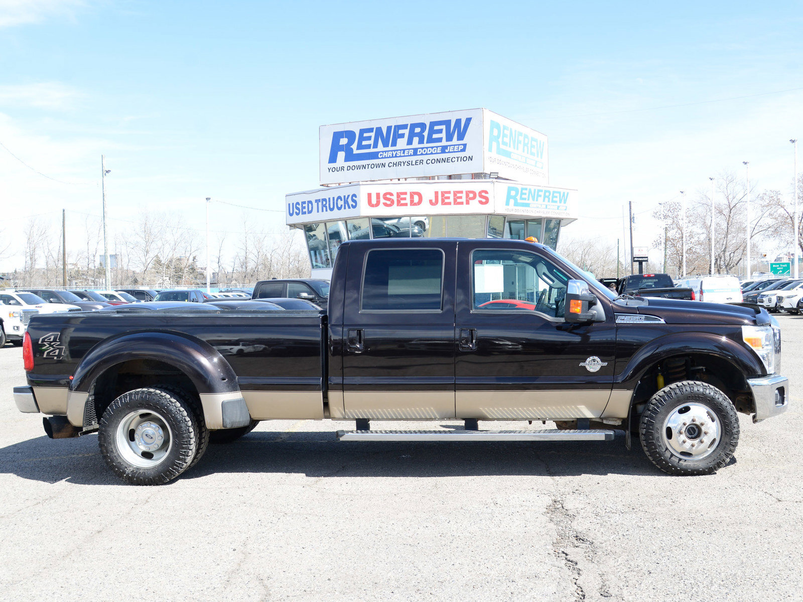 2013 Ford F-350 Lariat Crew Cab 4x4, Nav, Heated/Cooled Leather