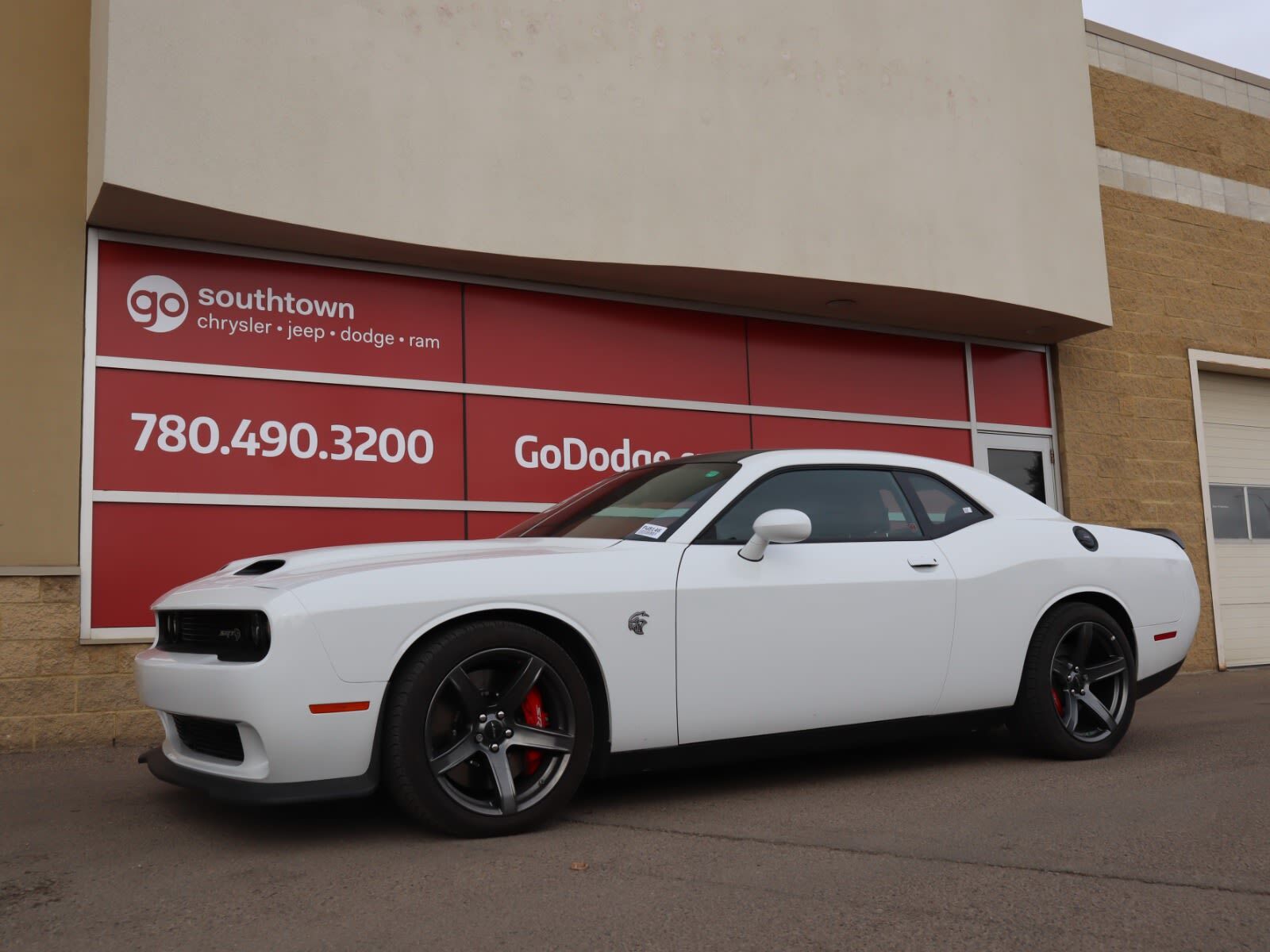 2022 Dodge Challenger SRT HELLCAT IN WHITE KNUCKLE EQUIPPED WITH A 6.2L 