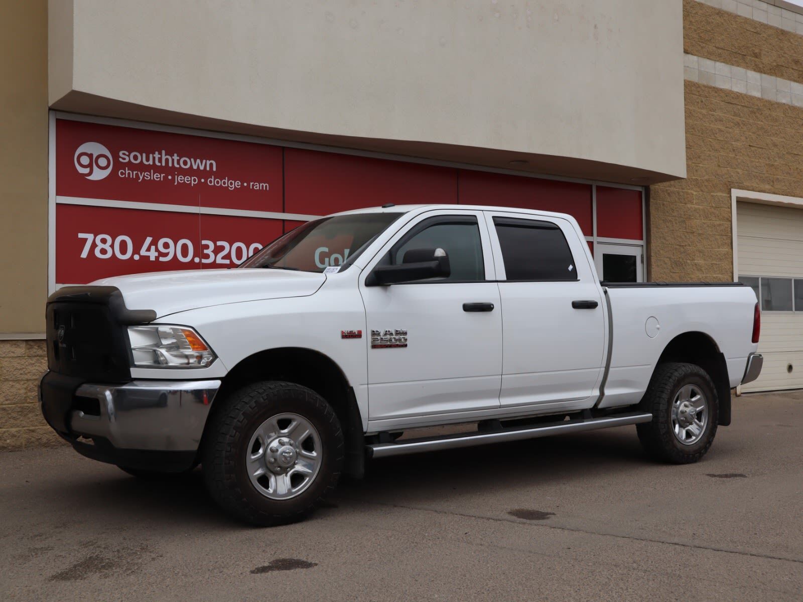2014 Ram 2500 SLT IN BRIGHT WHITE EQUIPPED WITH A 6.4L HEMI V8 ,