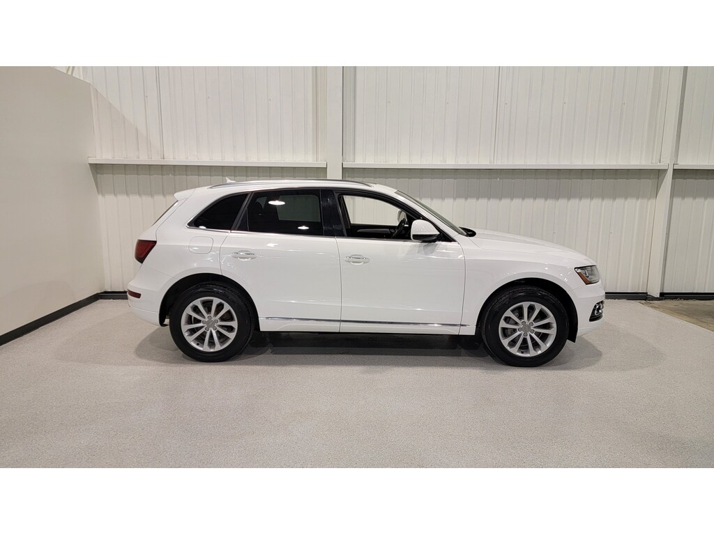 Audi Q5 2017 Air conditioner, Aluminum rims, Navigation system, Speed regulator, Heated seats, Leather interior, Bluetooth, Panoramic sunroof, rear-view camera, All-wheel drive