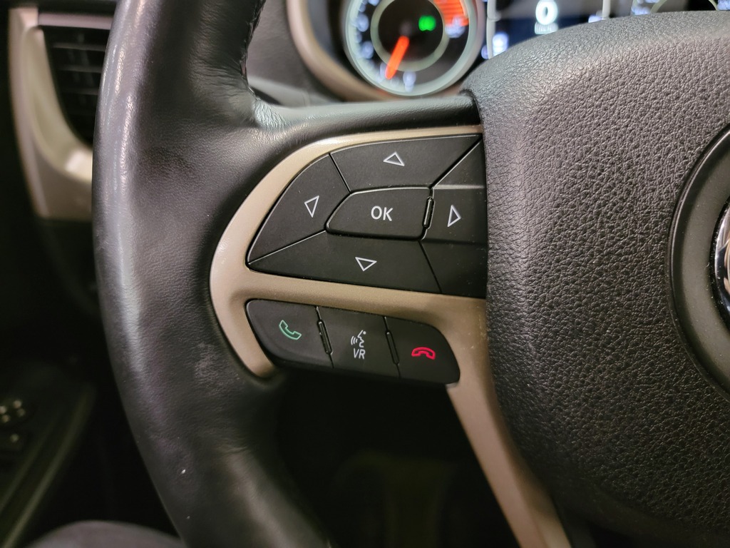 Jeep Cherokee 2016 Climatisation, Mirroirs électriques, Vitres électriques, Régulateur de vitesse, Miroirs chauffants, Verrouillage électrique, Bluetooth, Prise auxiliaire 12 volts, caméra-rétroviseur, Commandes de la radio au volant