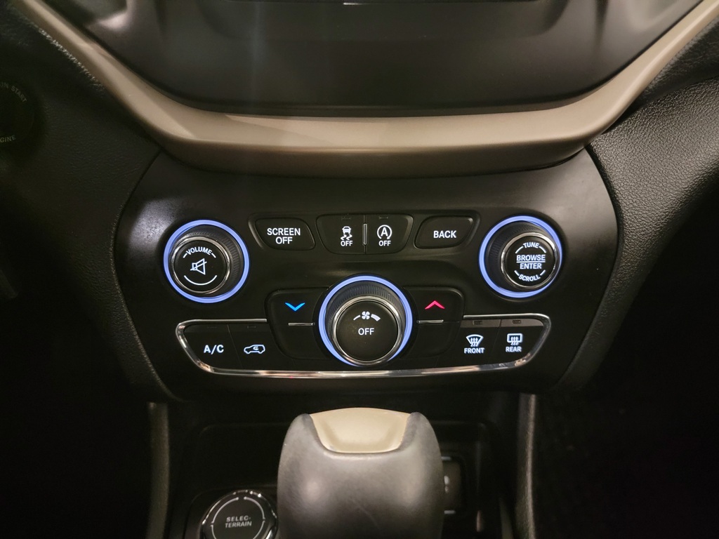 Jeep Cherokee 2016 Climatisation, Mirroirs électriques, Vitres électriques, Régulateur de vitesse, Miroirs chauffants, Verrouillage électrique, Bluetooth, Prise auxiliaire 12 volts, caméra-rétroviseur, Commandes de la radio au volant