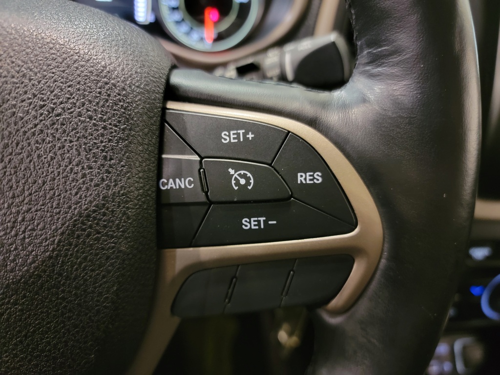 Jeep Cherokee 2016 Air conditioner, Electric mirrors, Electric windows, Speed regulator, Heated mirrors, Electric lock, Bluetooth, , rear-view camera, Steering wheel radio controls