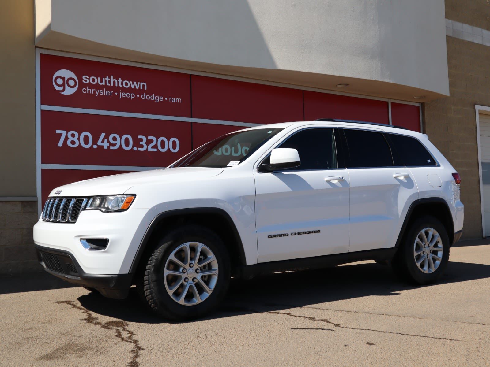 2021 Jeep Grand Cherokee  LAREDO IN BRIGHT WHITE EQUIPPED WITH A 3.6L PENTA