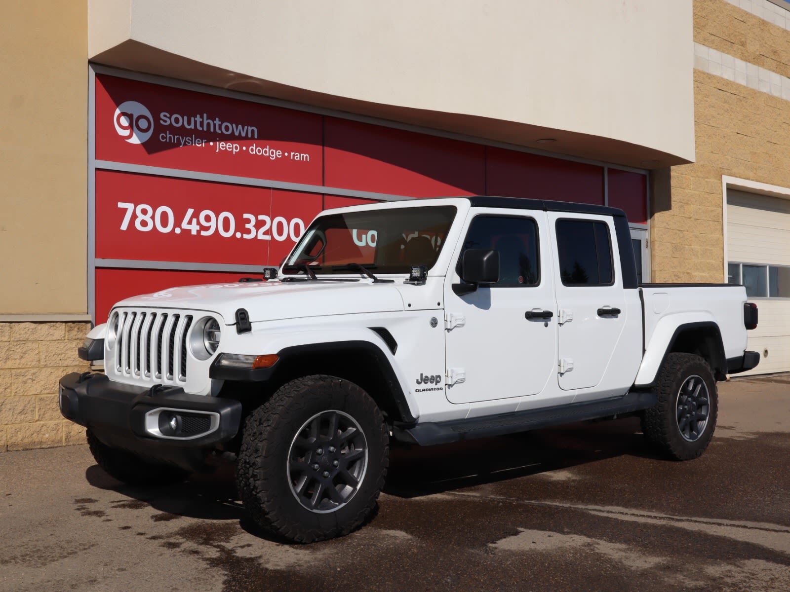 2020 Jeep Gladiator OVERLAND IN BRIGHT WHITE EQUIPPED WITH A 3.6L V6 ,