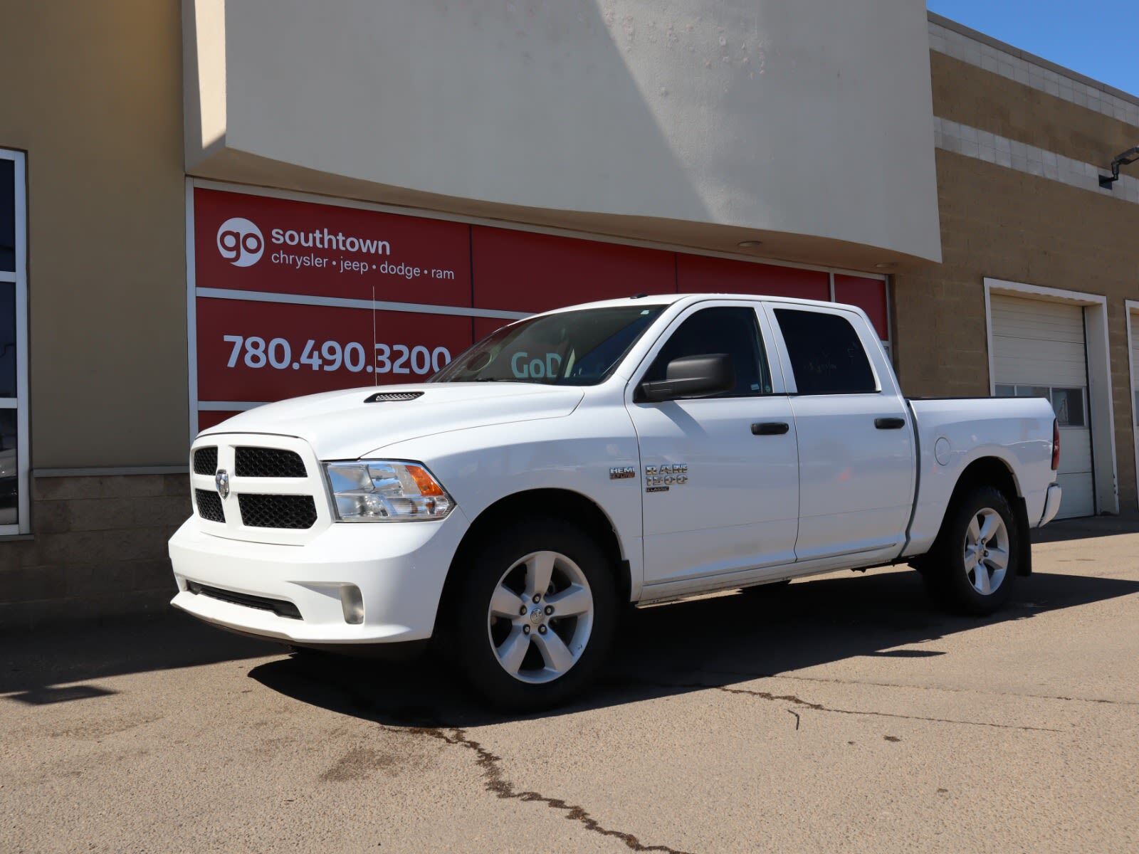 2022 Ram 1500 Classic EXPRESS IN BRIGHT WHITE EQUIPPED WITH A 5.7L HEMI 