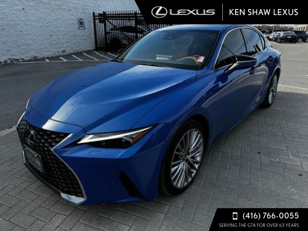 2023 Lexus IS 300 ** Luxury with Navigation ** Only 9976 km **
