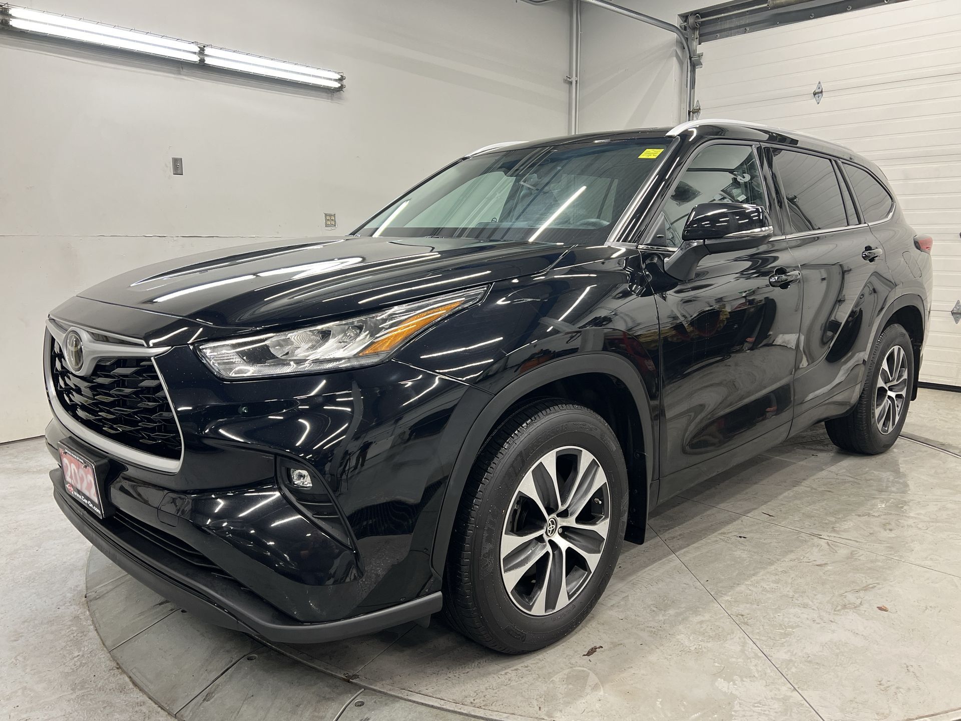2022 Toyota Highlander XLE AWD| 7-PASS | SUNROOF | HTD LEATHER | LOW KMS!