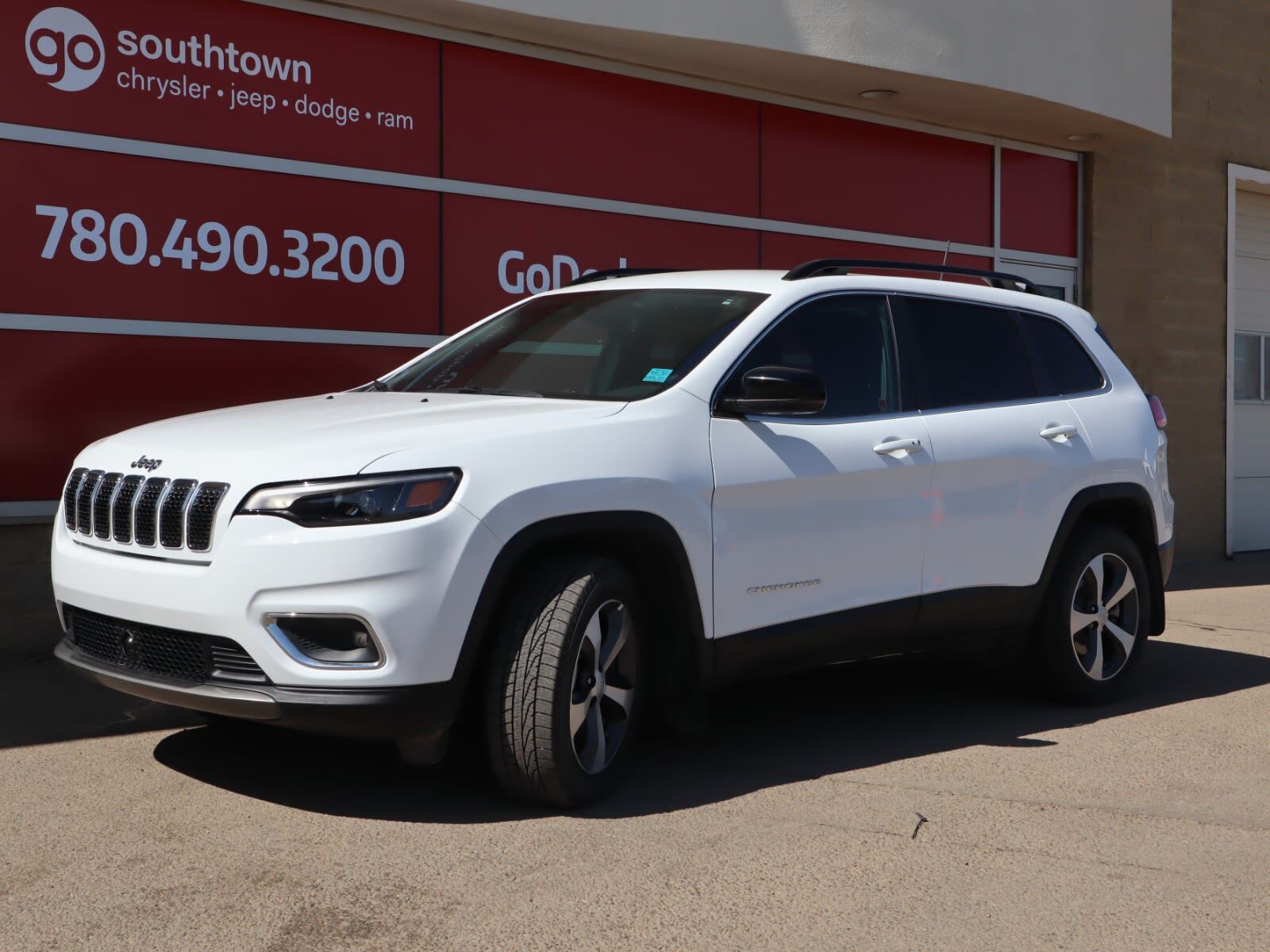 2022 Jeep Cherokee LIMITED IN BRIGHT WHITE EQUIPPED WITH A 2.0L TURBO