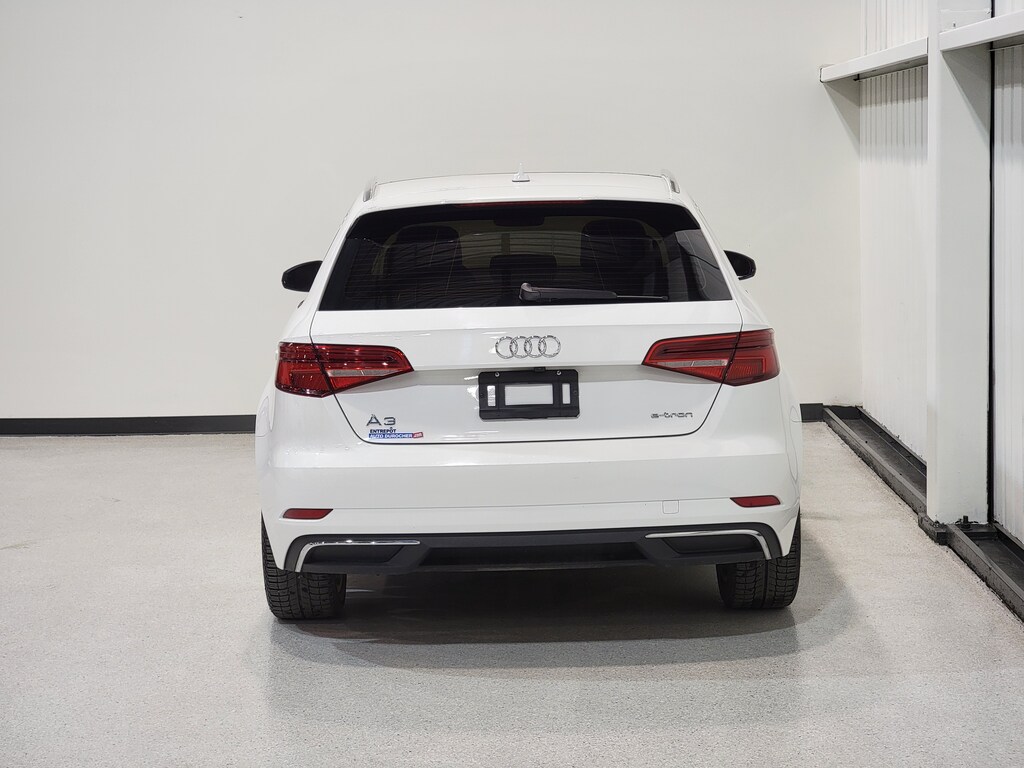 Audi A3 Sportback e-tron 2018 Air conditioner, Electric mirrors, Power Seats, Electric windows, Heated seats, Leather interior, Electric lock, Power sunroof, Speed regulator, Heated mirrors, Bluetooth, , rear-view camera, Tinted glass, Steering wheel radio controls