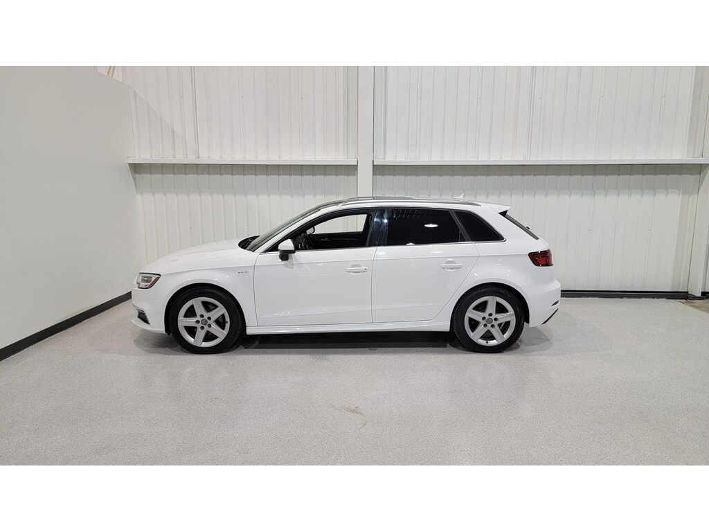 Audi A3 Sportback e-tron 2018 Air conditioner, Electric mirrors, Power Seats, Electric windows, Heated seats, Leather interior, Electric lock, Power sunroof, Speed regulator, Heated mirrors, Bluetooth, , rear-view camera, Tinted glass, Steering wheel radio controls