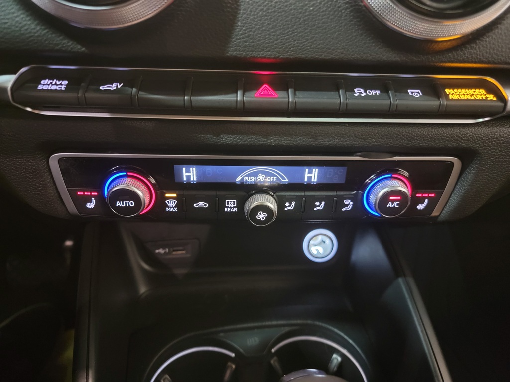 Audi A3 Sportback e-tron 2018 Climatisation, Mirroirs électriques, Sièges électriques, Vitres électriques, Sièges chauffants, Intérieur cuir, Verrouillage électrique, Toit ouvrant assisté, Régulateur de vitesse, Miroirs chauffants, Bluetooth, Prise auxiliaire 12 volts, caméra-rétroviseur, Vitres teintées, Commandes de la radio au volant