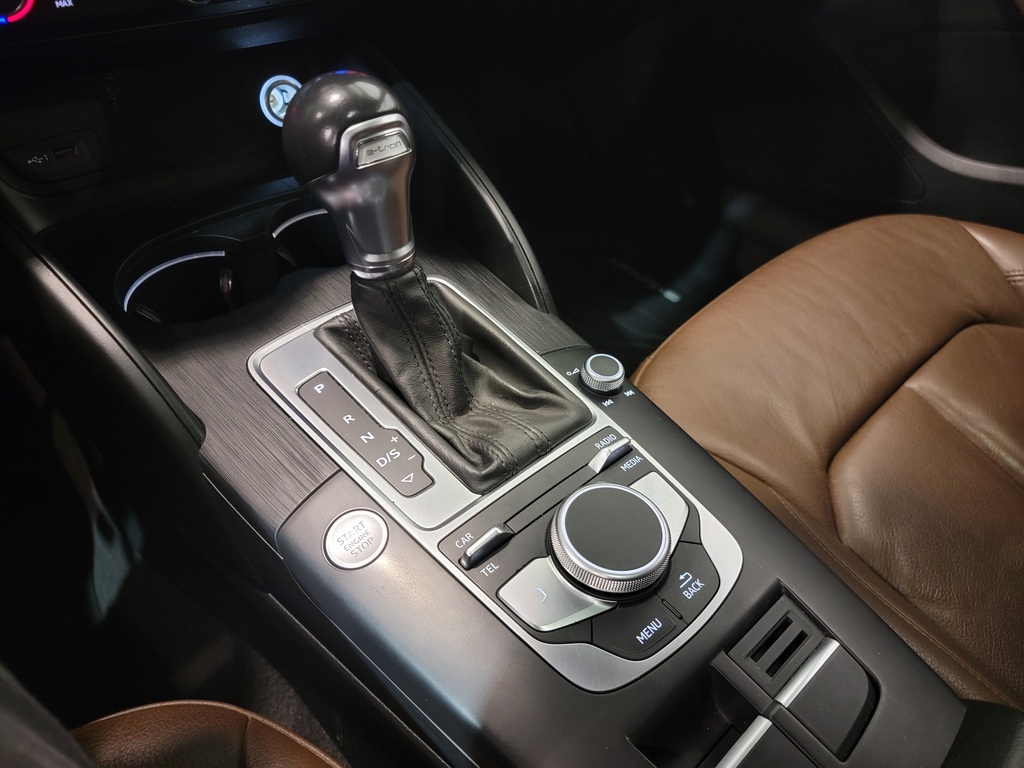 Audi A3 Sportback e-tron 2018 Climatisation, Mirroirs électriques, Sièges électriques, Vitres électriques, Sièges chauffants, Intérieur cuir, Verrouillage électrique, Toit ouvrant assisté, Régulateur de vitesse, Miroirs chauffants, Bluetooth, Prise auxiliaire 12 volts, caméra-rétroviseur, Vitres teintées, Commandes de la radio au volant