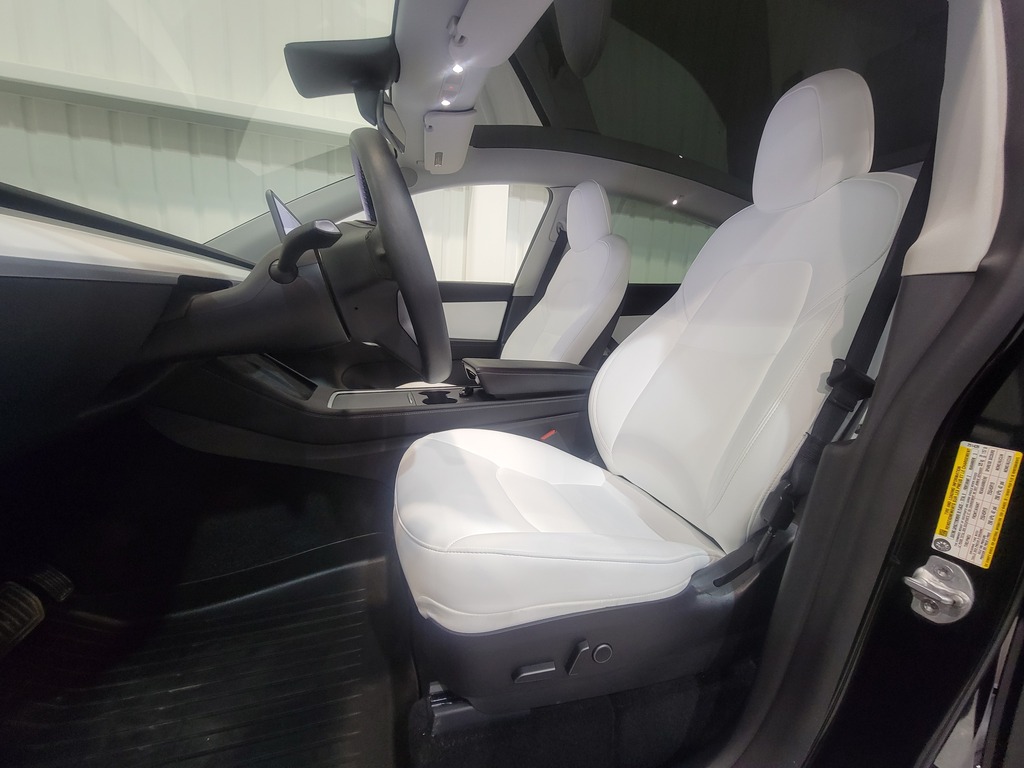 Tesla Model Y 2021 Air conditioner, Navigation system, Electric mirrors, Power Seats, Electric windows, Speed regulator, Heated seats, Leather interior, Electric lock, Bluetooth, Mechanically opening tailgate, Panoramic sunroof, rear-view camera, Heated steering wheel