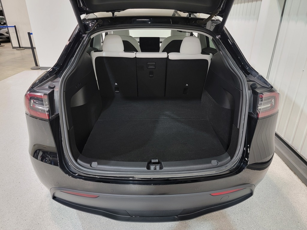 Tesla Model Y 2021 Air conditioner, Navigation system, Electric mirrors, Power Seats, Electric windows, Speed regulator, Heated seats, Leather interior, Electric lock, Bluetooth, Mechanically opening tailgate, Panoramic sunroof, rear-view camera, Heated steering wheel