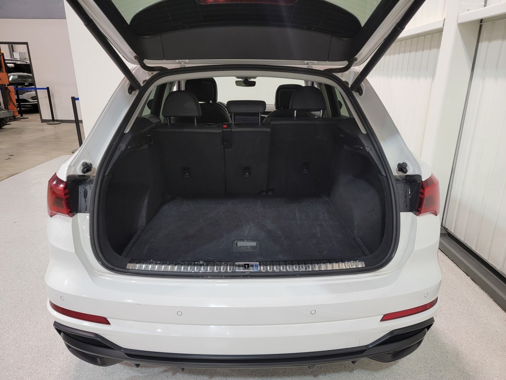Audi Q3 2021 Air conditioner, Electric mirrors, Power Seats, Electric windows, Speed regulator, Heated mirrors, Heated seats, Leather interior, Electric lock, Bluetooth, Mechanically opening tailgate, Panoramic sunroof, , rear-view camera, Steering wheel radio controls