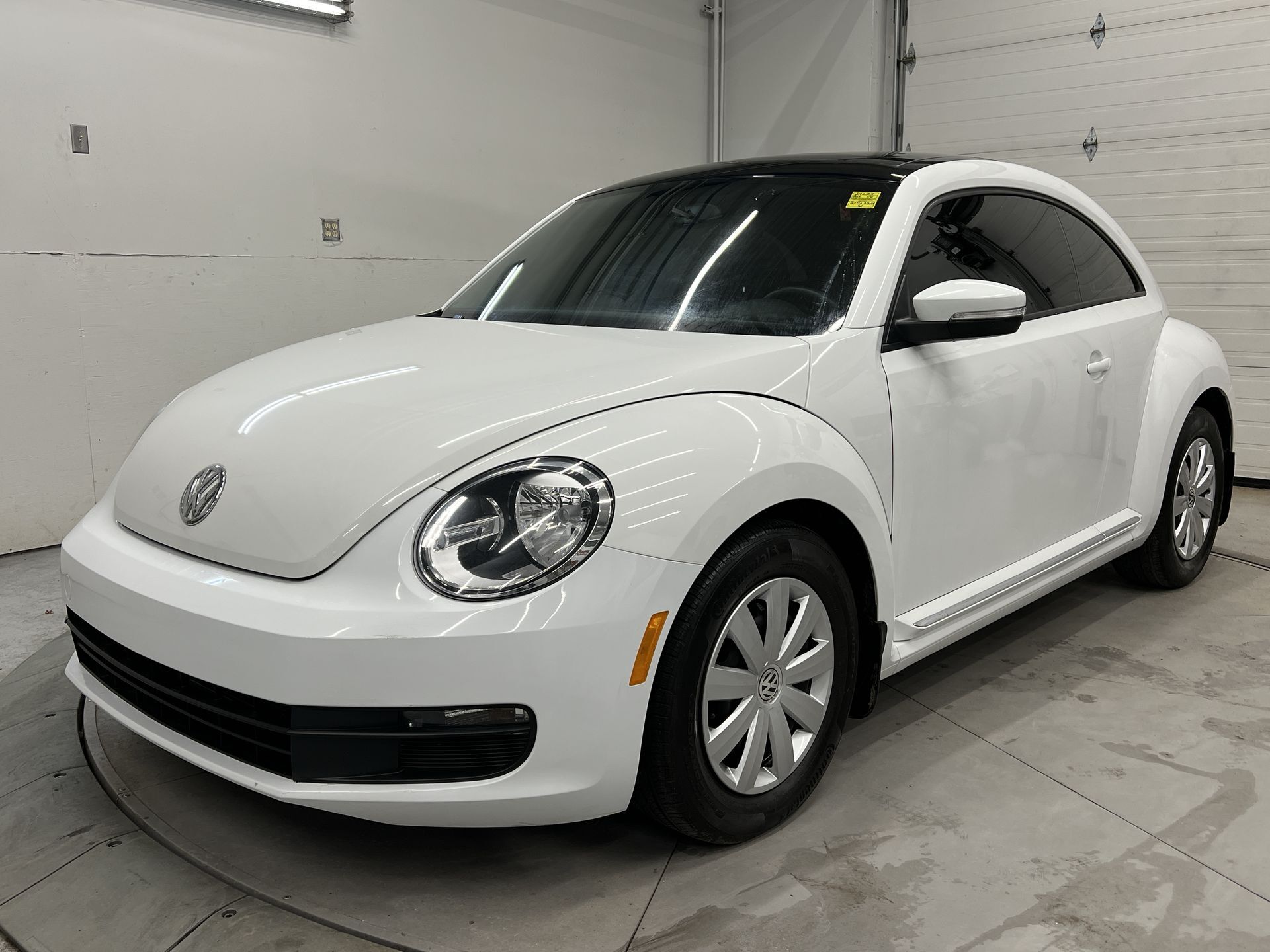 2016 Volkswagen Beetle PANO ROOF| REAR CAM| HTD SEATS| CARPLAY| LOW KMS!