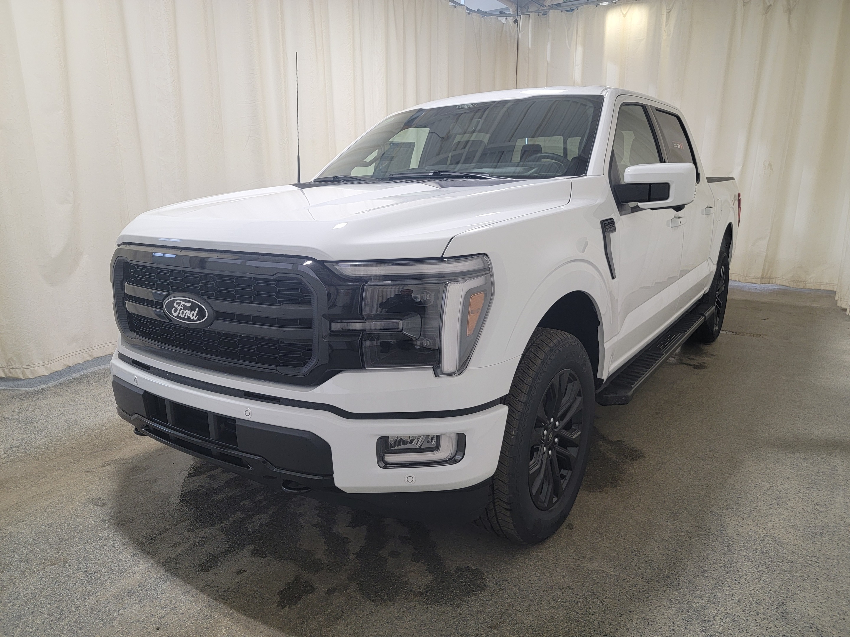 2024 Ford F-150 LARIAT W/ BLACK APPEARANCE PACKAGE 