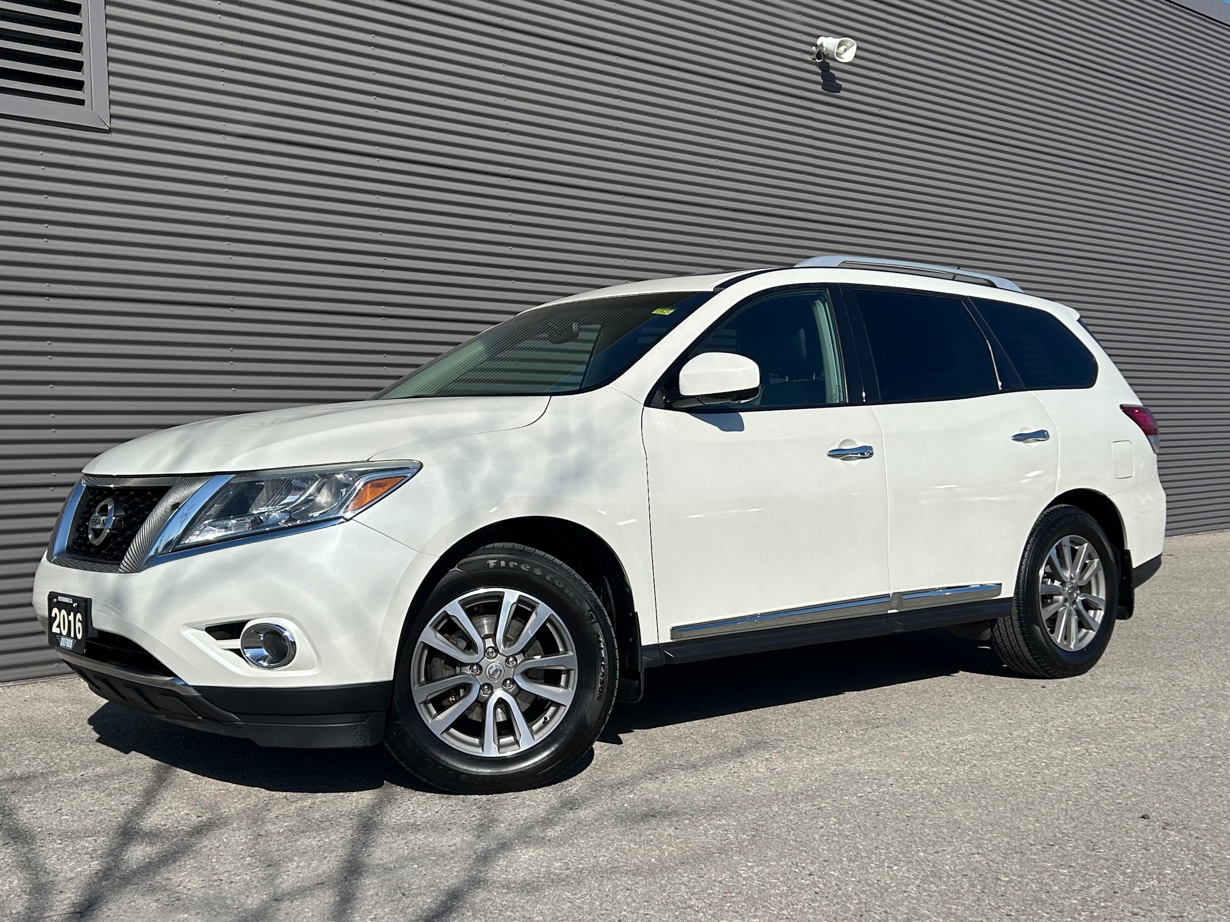 2016 Nissan Pathfinder SV CLEAN CARFAX, 7 PASSENGER SUV, WELL MAINTAINED,