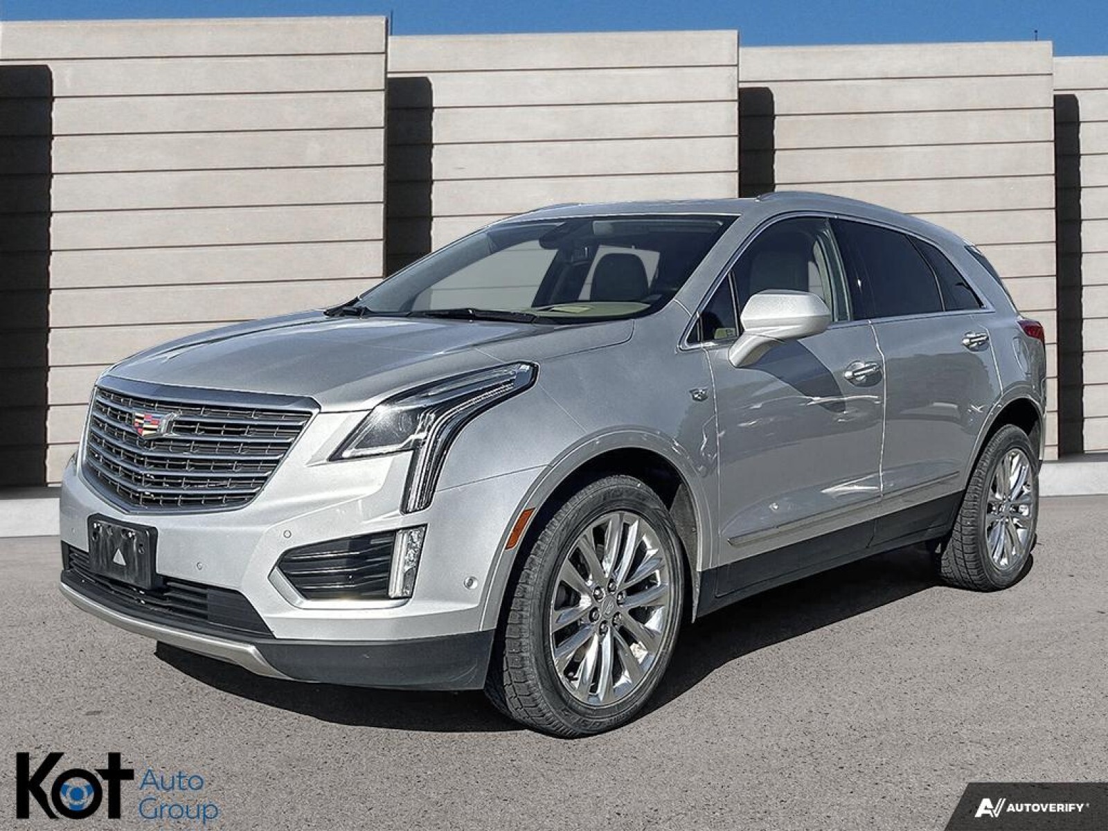 2017 Cadillac XT5 Platinum AWD Fully loaded w/NAV Leather great cond
