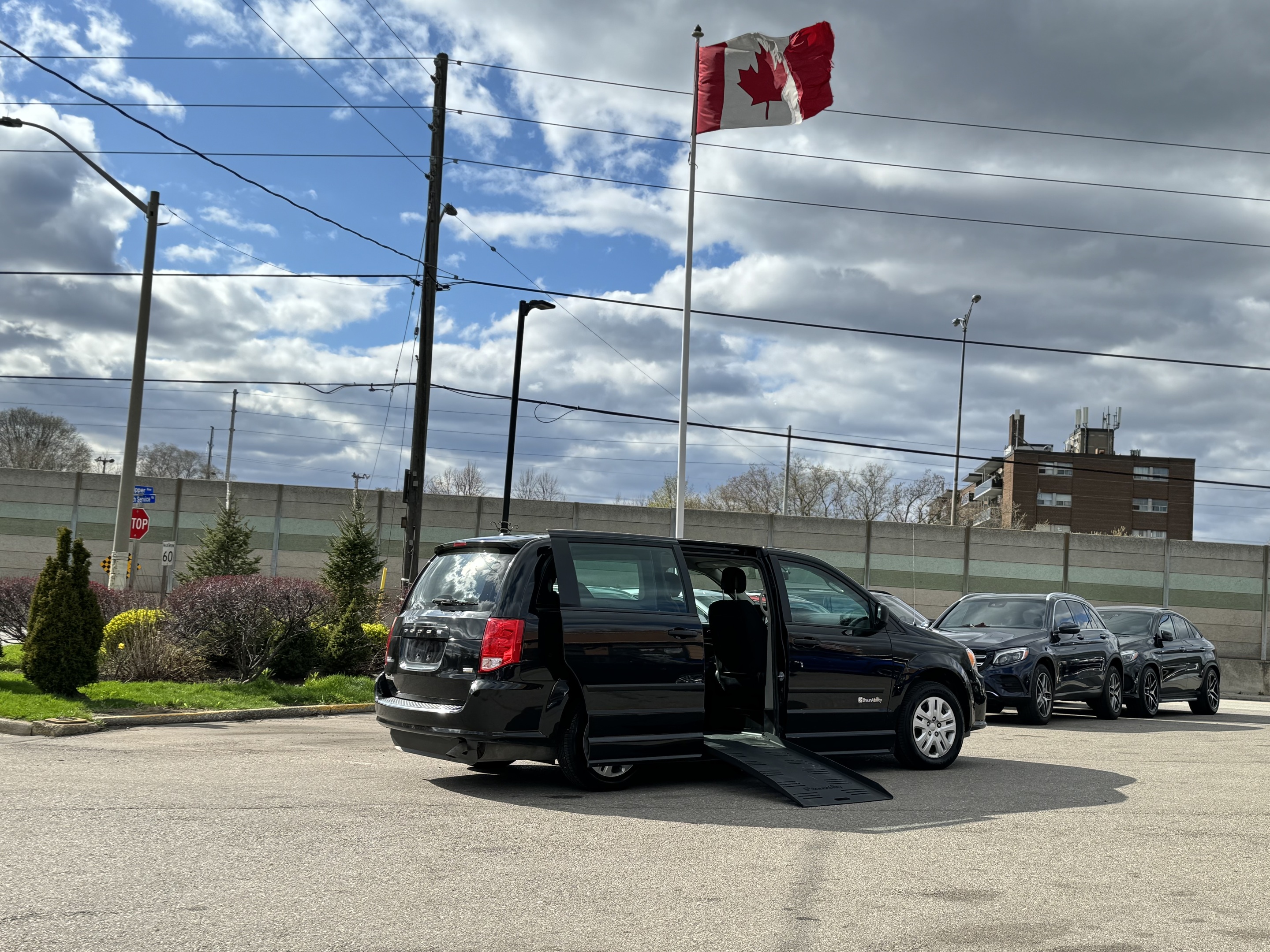 2017 Dodge Grand Caravan Wheelchair Accessible / Side-Entry / LOWKMS
