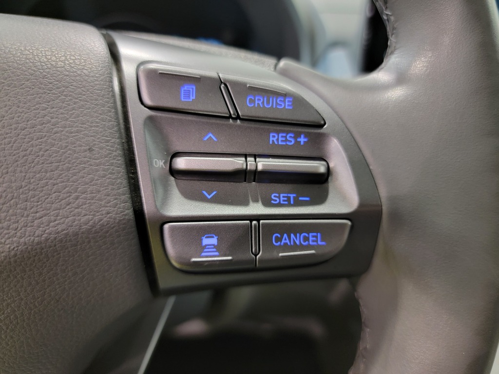 Hyundai Kona Electric 2021 Climatisation, Système de navigation, Mirroirs électriques, Sièges électriques, Vitres électriques, Toit ouvrant assisté, Régulateur de vitesse, Sièges chauffants, Intérieur cuir, Verrouillage électrique, Bluetooth, Système d'assistance stationnement / Capteurs de mouvement, Sièges ventilés, Prise auxiliaire 12 volts, caméra-rétroviseur, Vitres teintées, Volant chauffant, Commandes de la radio au volant