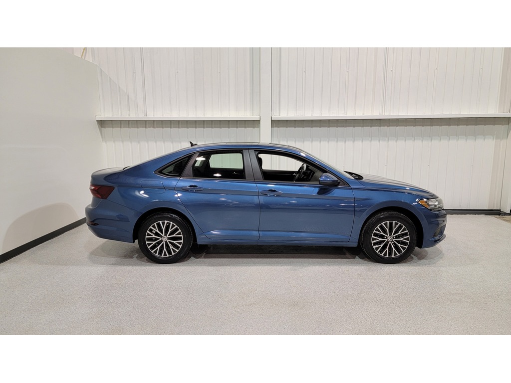 Volkswagen Jetta 2021 Air conditioner, Navigation system, Electric mirrors, Electric windows, Heated seats, Leather interior, Electric lock, Power sunroof, Speed regulator, Heated mirrors, Bluetooth, , rear-view camera, Steering wheel radio controls