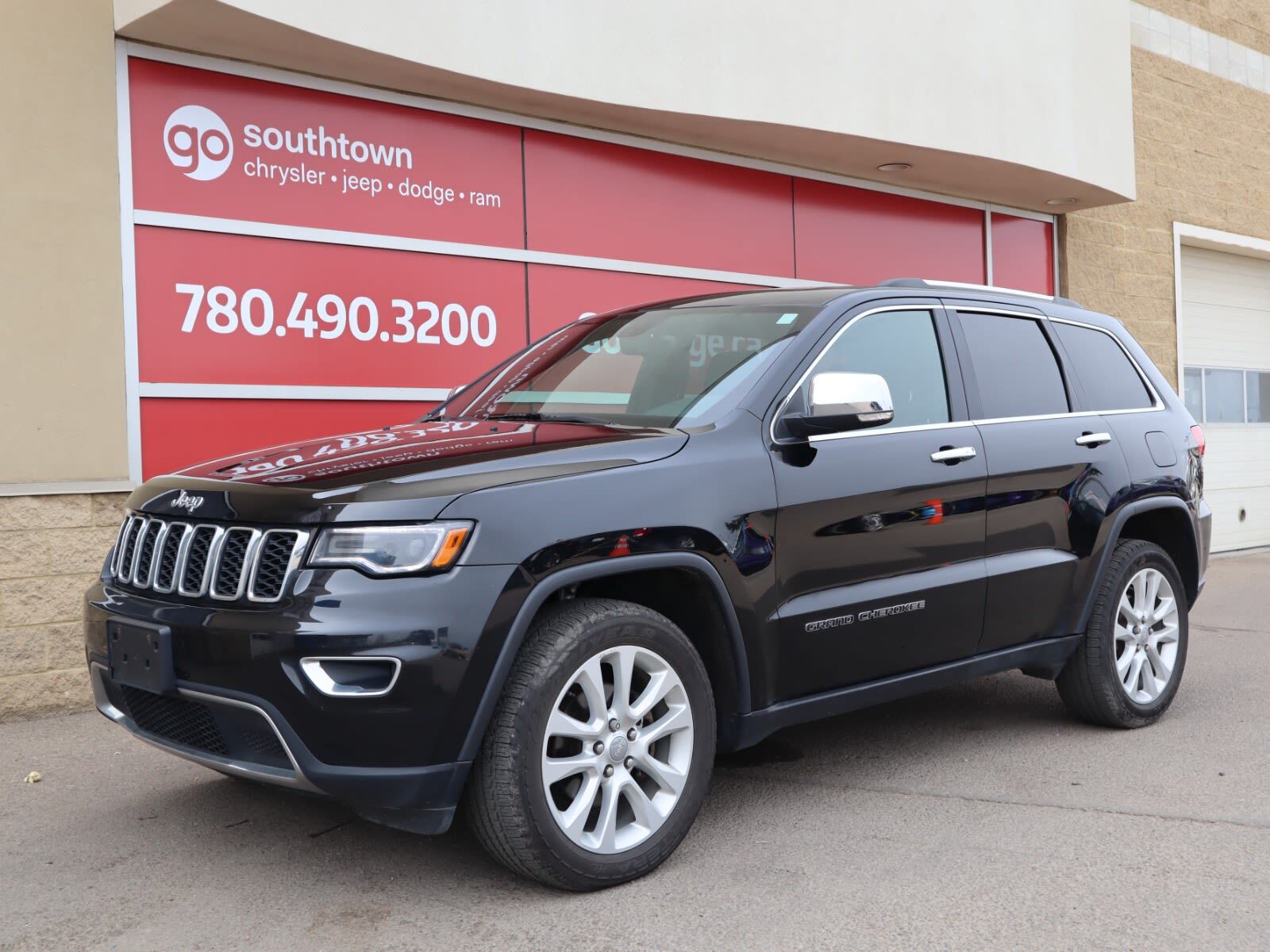 2017 Jeep Grand Cherokee LIMITED IN DIAMOND BLACK EQUIPPED WITH A 3.6L V6 ,