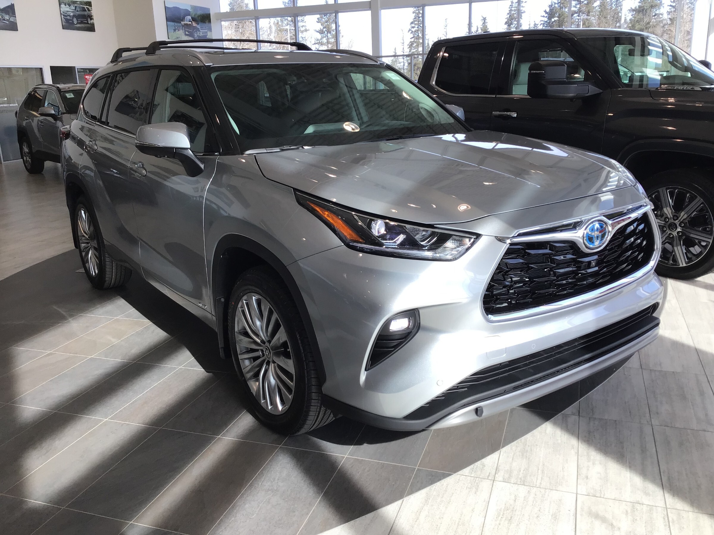 2024 Toyota Highlander Hybrid Limited Available Unit with Accessories!
