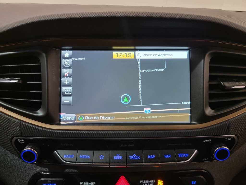Hyundai Ioniq Electric 2019 Climatisation, Système de navigation, Mirroirs électriques, Vitres électriques, Sièges chauffants, Verrouillage électrique, Régulateur de vitesse, Bluetooth, Prise auxiliaire 12 volts, caméra-rétroviseur, Volant chauffant, Commandes de la radio au volant