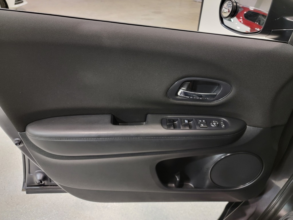 Honda HR-V 2018 Air conditioner, CD player, Electric mirrors, Electric windows, Speed regulator, Heated mirrors, Heated seats, Electric lock, Bluetooth, , rear-view camera, Steering wheel radio controls