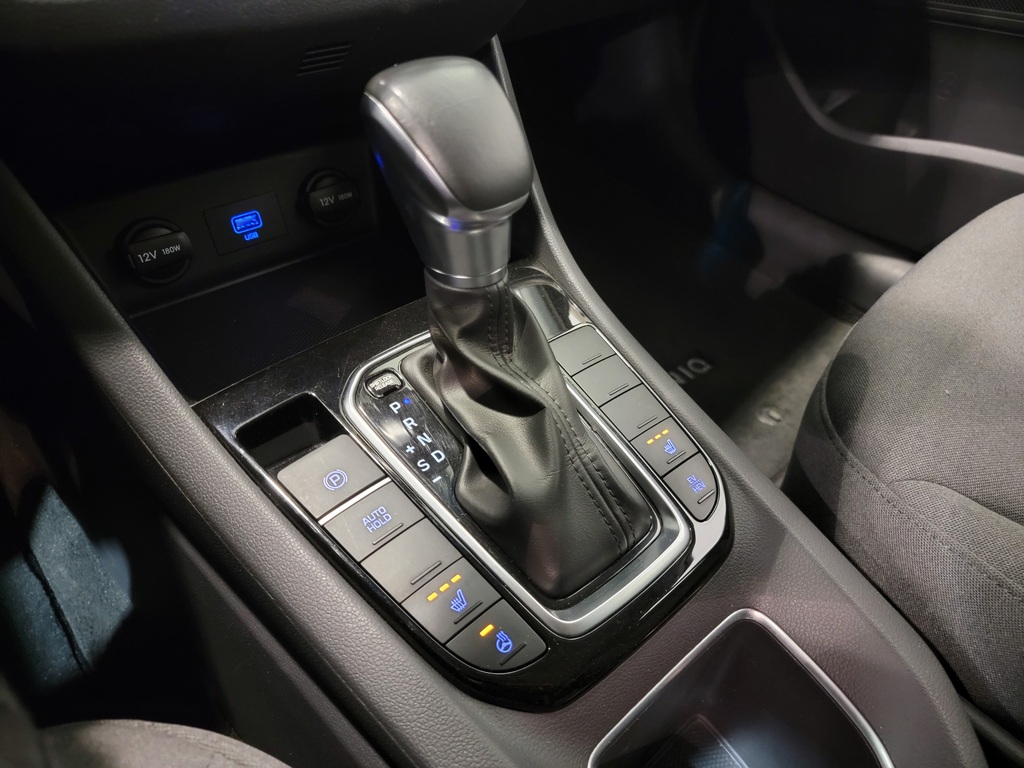 Hyundai IONIQ Electric Plus 2020 Climatisation, Système de navigation, Mirroirs électriques, Vitres électriques, Sièges chauffants, Verrouillage électrique, Régulateur de vitesse, Bluetooth, Prise auxiliaire 12 volts, caméra-rétroviseur, Volant chauffant, Commandes de la radio au volant