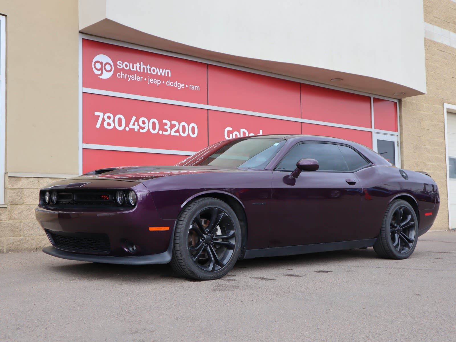 2021 Dodge Challenger R/T IN HELLRAISIN EQUIPPED WITH A 5.7L HEMI V8 , R