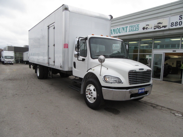 2019 Freightliner M2-106 DIESEL AUTO 26 FT BOX/RAMP/ LIFTGATE / 3 IN STOCK