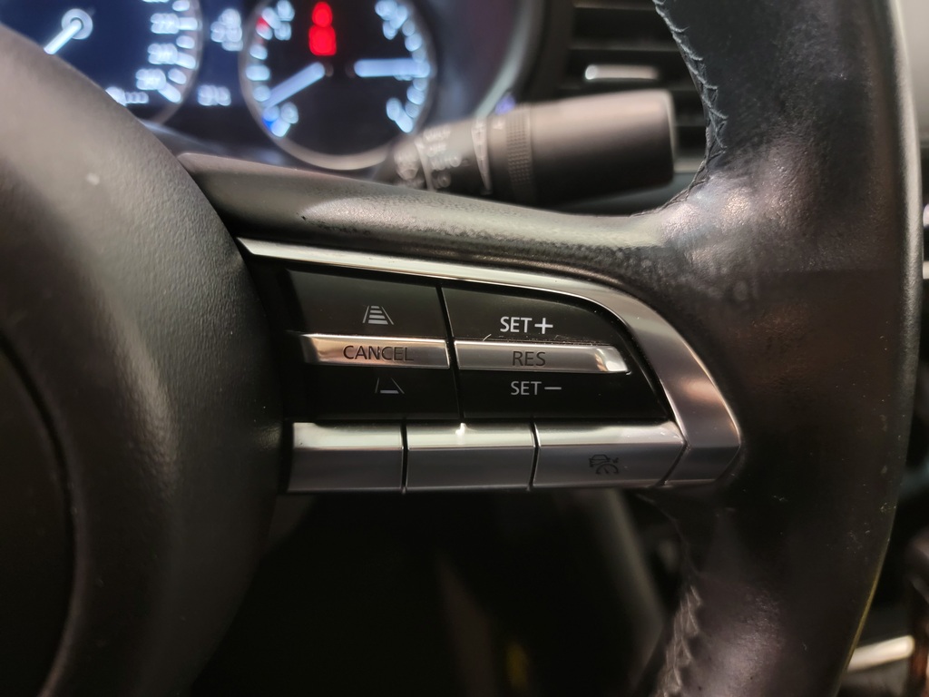 Mazda Mazda3 2021 Climatisation, Mirroirs électriques, Sièges électriques, Vitres électriques, Sièges chauffants, Intérieur cuir, Verrouillage électrique, Toit ouvrant assisté, Régulateur de vitesse, Bluetooth, Prise auxiliaire 12 volts, caméra-rétroviseur, Vitres teintées, Siège à réglage électrique, Volant chauffant, Commandes de la radio au volant