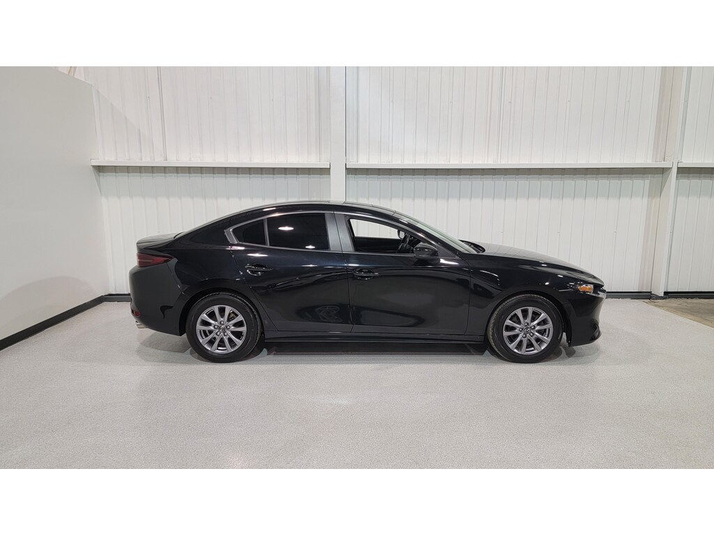 Mazda Mazda3 2021 Air conditioner, Electric mirrors, Power Seats, Electric windows, Heated seats, Leather interior, Electric lock, Power sunroof, Speed regulator, Bluetooth, , rear-view camera, Tinted glass, Adjustable power seat, Heated steering wheel, Steering wheel radio controls