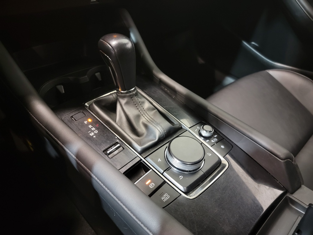 Mazda Mazda3 2021 Climatisation, Mirroirs électriques, Sièges électriques, Vitres électriques, Sièges chauffants, Intérieur cuir, Verrouillage électrique, Toit ouvrant assisté, Régulateur de vitesse, Bluetooth, Prise auxiliaire 12 volts, caméra-rétroviseur, Vitres teintées, Siège à réglage électrique, Volant chauffant, Commandes de la radio au volant
