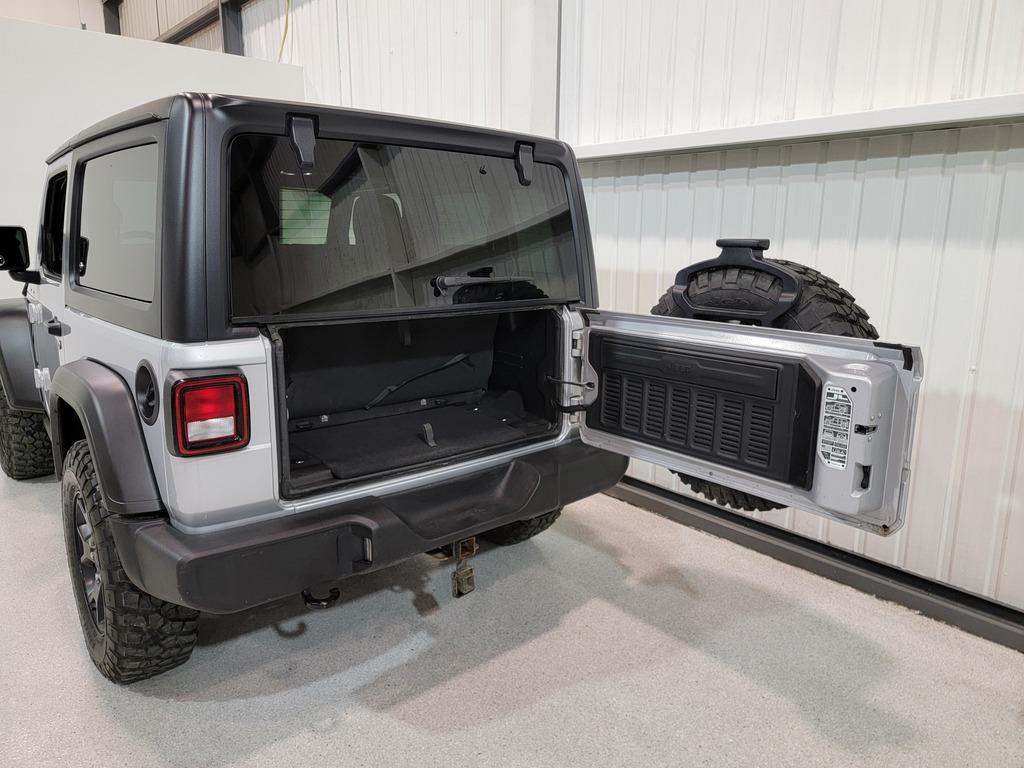 Jeep Wrangler 2022 Climatisation, Régulateur de vitesse, Bluetooth, Prise auxiliaire 12 volts, caméra-rétroviseur, Commandes de la radio au volant