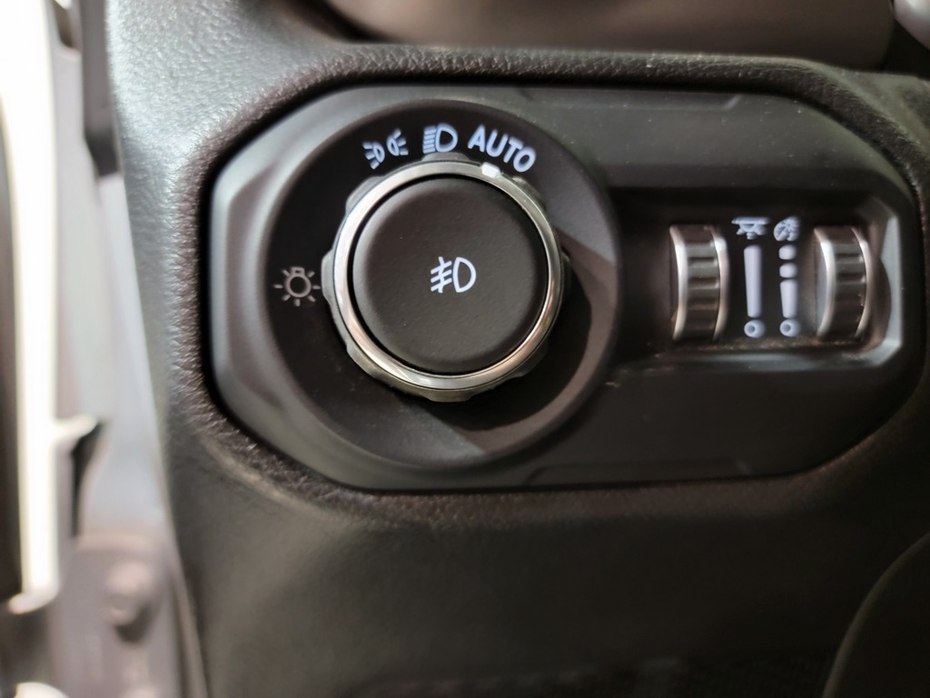Jeep Wrangler 2022 Climatisation, Régulateur de vitesse, Bluetooth, Prise auxiliaire 12 volts, caméra-rétroviseur, Commandes de la radio au volant