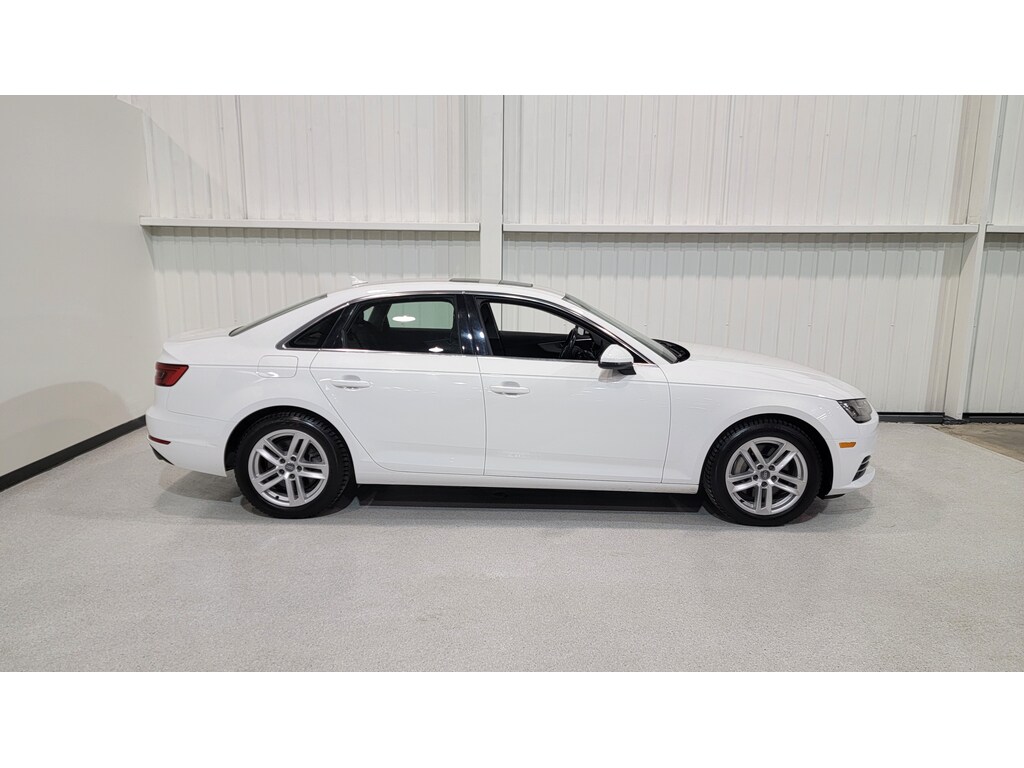 Audi A4 2017 Air conditioner, Electric mirrors, Power Seats, Electric windows, Heated seats, Leather interior, Electric lock, Sunroof, Speed regulator, Bluetooth, rear-view camera, Steering wheel radio controls