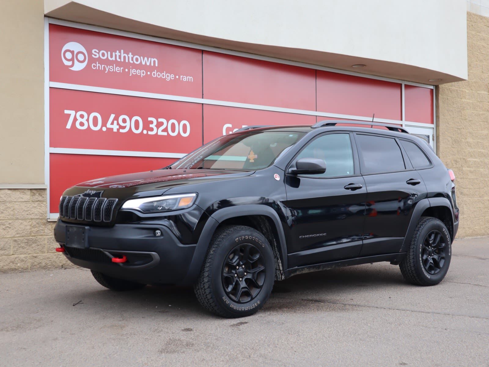 2019 Jeep Cherokee TRAILHAWK IN DIAMOND BLACK EQUIPPED WITH A 3.2L V6