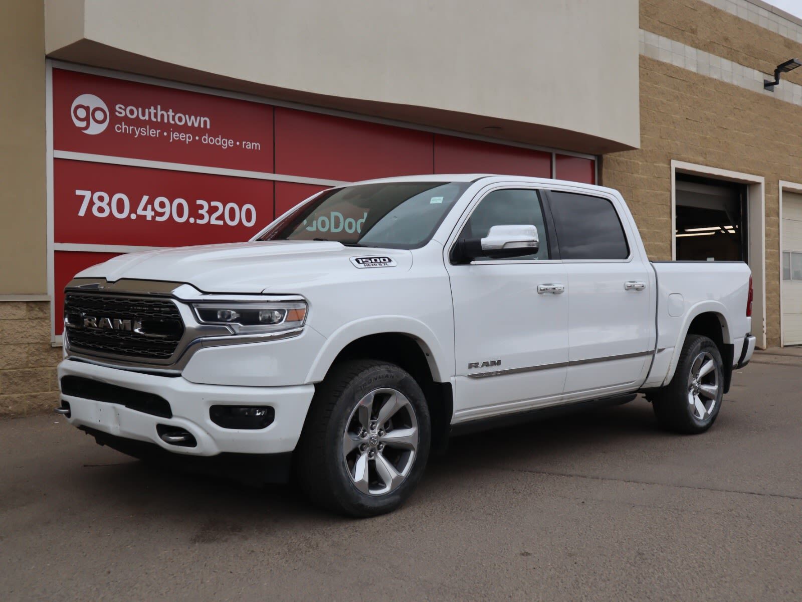 2020 Ram 1500 LIMITED IN BRIGHT WHITE EQUIPPED WITH A 5.7L HEMI 