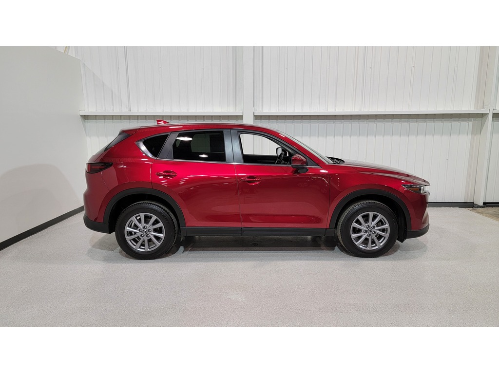Mazda CX-5 2022 Air conditioner, Electric mirrors, Power Seats, Electric windows, Speed regulator, Heated seats, Leather interior, Electric lock, Bluetooth, Mechanically opening tailgate, rear-view camera, Heated steering wheel, Steering wheel radio controls