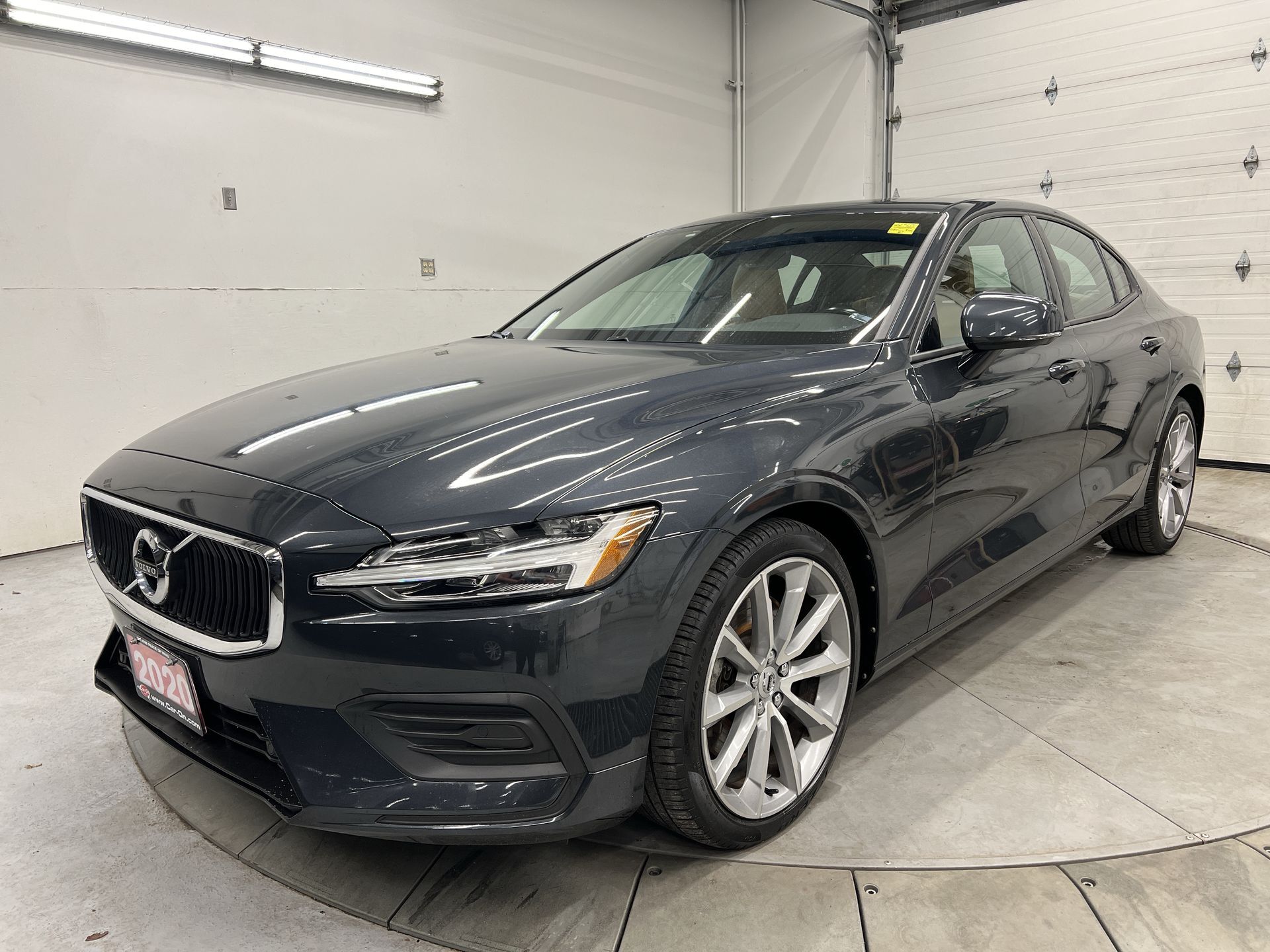 2020 Volvo S60 T6 MOMENTUM AWD| PANO ROOF | HTD LEATHER |LOW KMS!