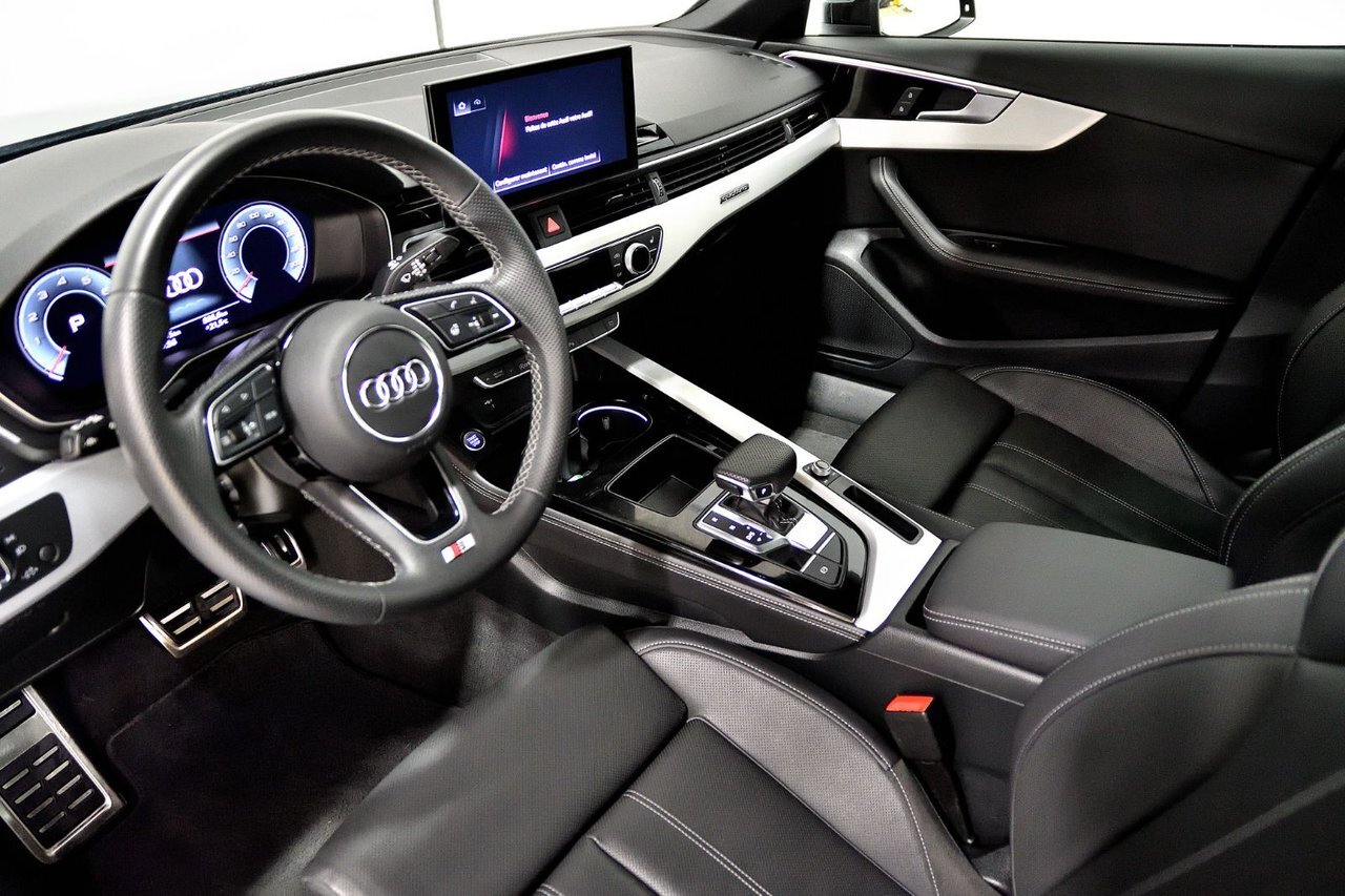 2023 Audi A4 Progressiv / S-Line Black Package / Sieges Confort